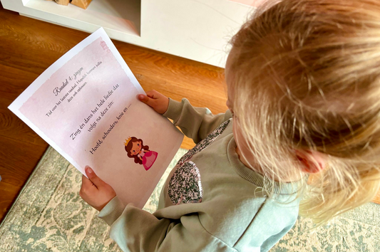 Spelend kind met de prinsessenspeurtocht