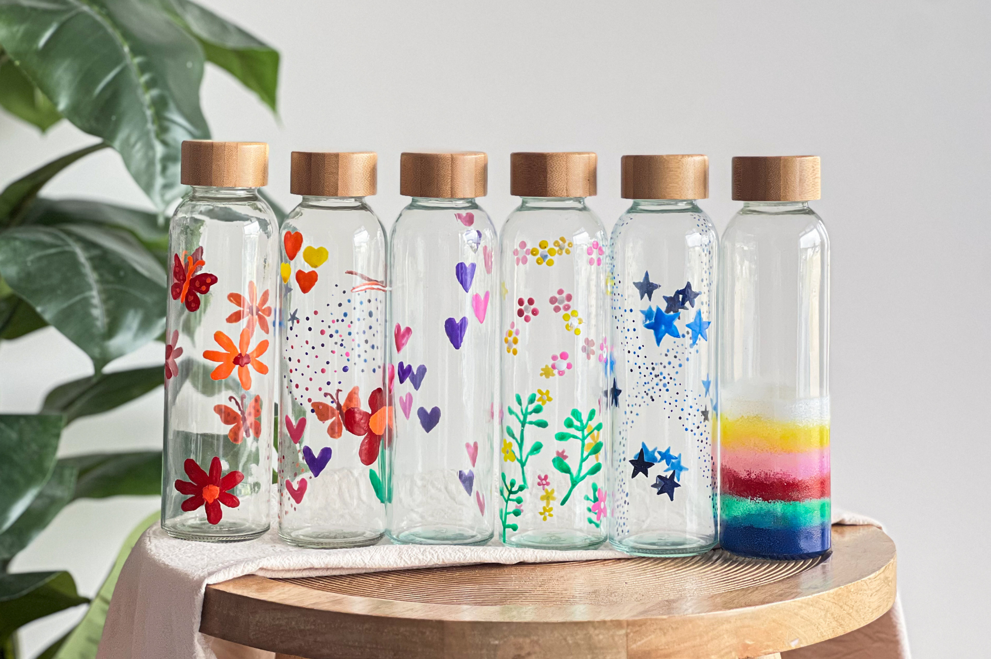 Glazen waterfles met glasverf