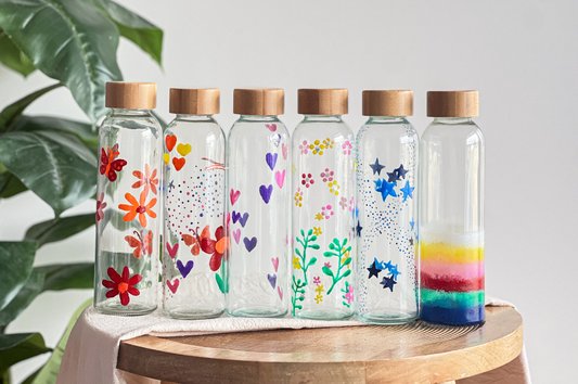 Glazen waterfles met glasverf