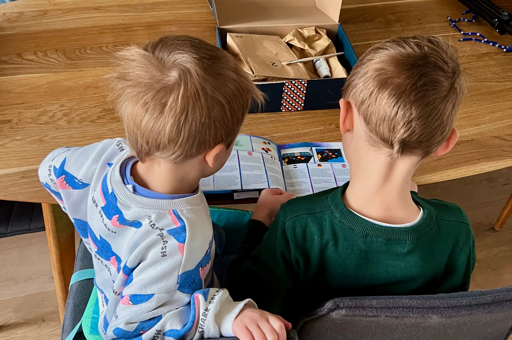 Lerende kinderen met het Ontdekpakket Zonnestelsel